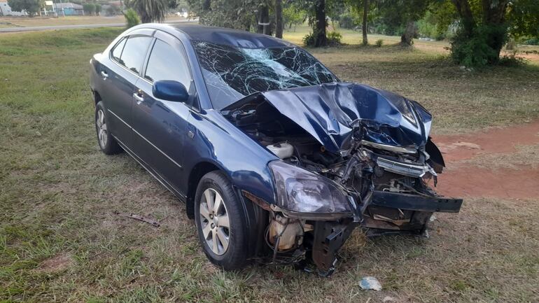 El automóvil Toyota Premio quedó con la parte frontal prácticamente inservible tras el violento choque.