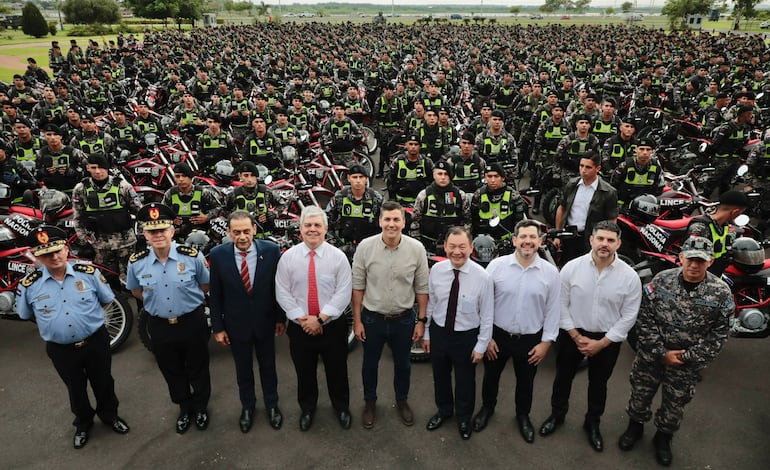 El presidente Santiago Peña (centro) junto a los ministros del Interior, Enrique Riera; de Justicia, Ángel Barchini; y otras autoridades durante la entrega de motos KTM al Grupo Lince, este viernes, en la explanada del Palacio de Gobierno.