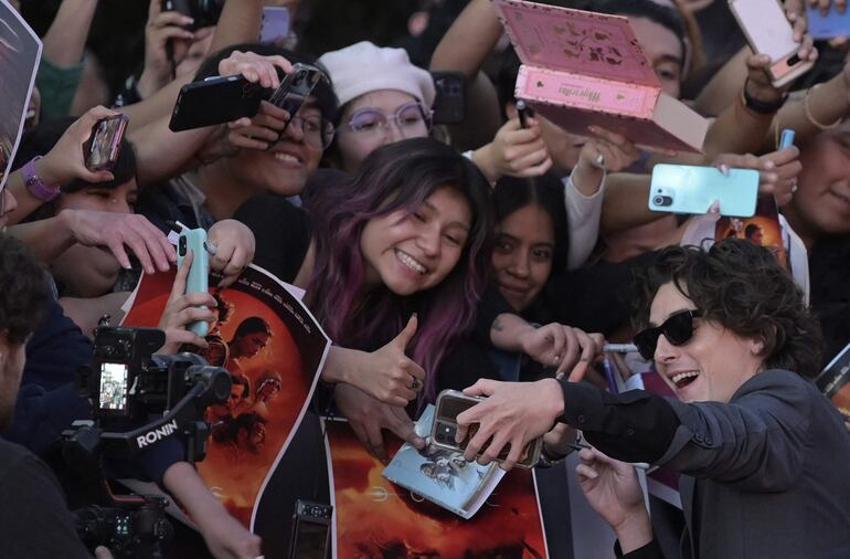 El actor Timothée Chalamet posando feliz con sus seguidores en Ciudad de México. (ALFREDO ESTRELLA / AFP)