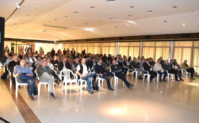 Participantes del conversatorio sobre tecnologías para la identificación animal, en el salor Germán Ruíz, de la Asociaación Rural del Paraguay (ARP).