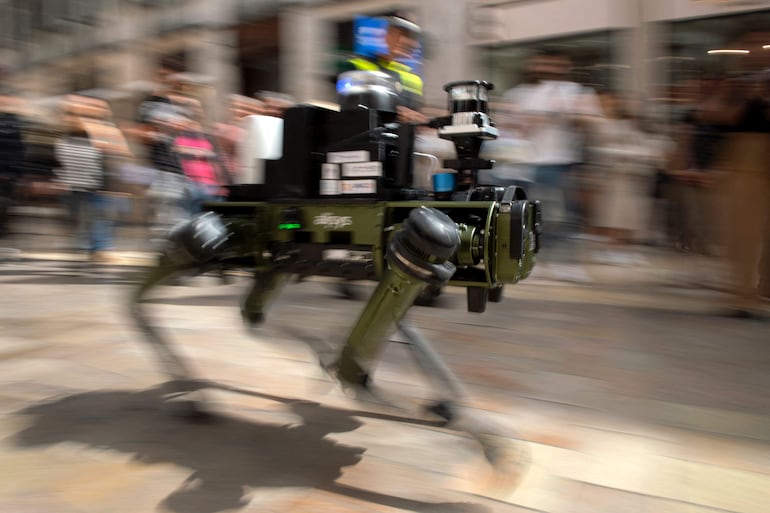 El perro robot que colabora con la Policía en Málaga, España.