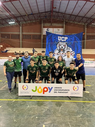 El equipo de la Universidad Nacional del Este que se consagró en el futsal masculino.