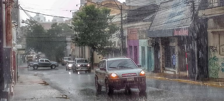 Lluvia en el centro de Asunción.