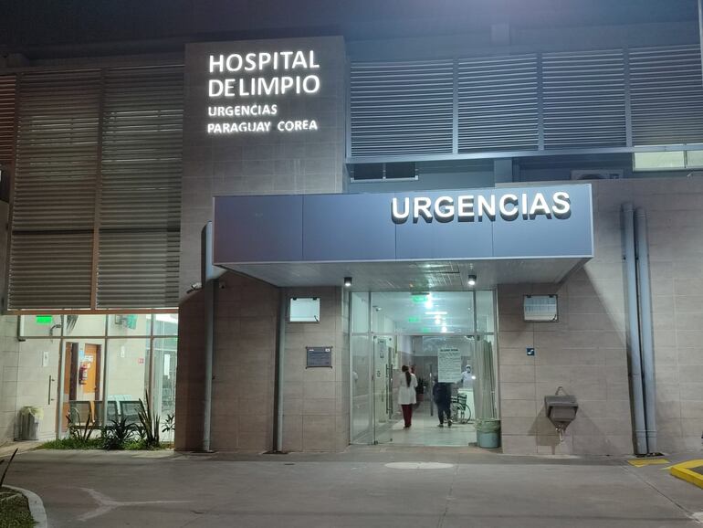 Un hombre fue atendido en el Hospital de Limpio tras supuestamente ser apuñalado por su hijastra.