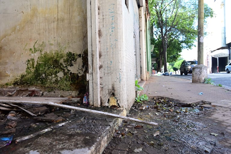 Agua servida en medio de edificios abandonados y malolientes, en el casco histórico de Asunción, a metros del Palacio de Gobierno.