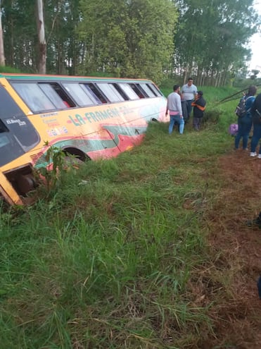 El bus volcado en la cuneta, al costado de la Ruta PY07, en Domingo Martínez de Irala.