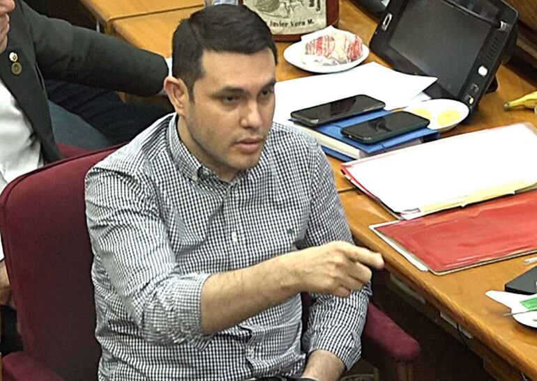 Hernan Rivas, senador colorado imputado ante sospechas de falsedad sobre su título de abogado.