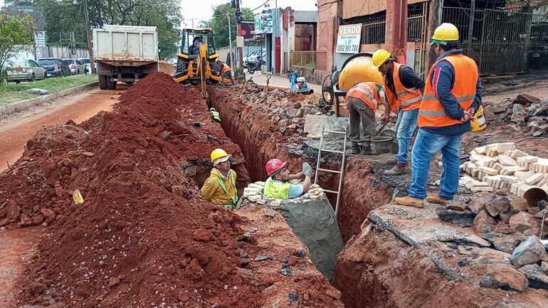 Los obreros solo podrán trabajar durante el día debido al peligro que representa cavar y realizar los trabajos en horario nocturno. Mientras los trabajos se realizan se habilita una trocha con doble sentido.