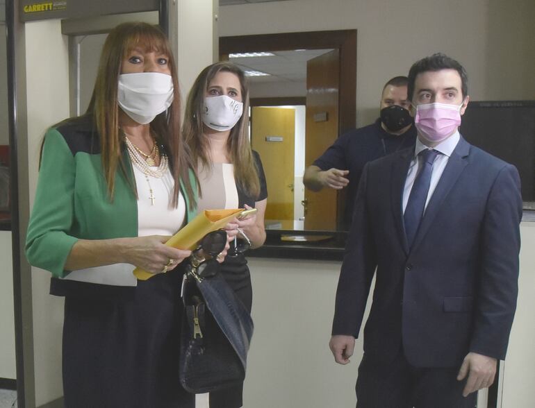 La diputada Celeste Amarilla junto a sus colegas Kattya González y Carlos Sebastián García.