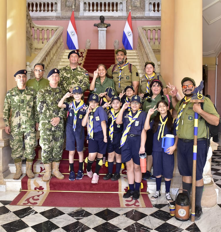 Grupo Boy Scout Leones Gral. Bernardino Caballero con los anfitriones en el Palacio durante la visita.