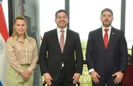 La senadora y esposa del intendente, Lizarella Valiente, el presidente de Diputados, Raúl Latorre y Óscar "Nenecho" Rodríguez, todos cartistas y parte del mismo equipo político en Asunción.