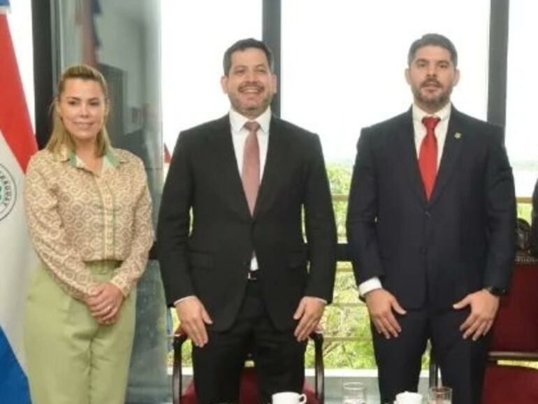 La senadora y esposa del intendente, Lizarella Valiente, el presidente de Diputados, Raúl Latorre y Óscar "Nenecho" Rodríguez, todos cartistas y parte del mismo equipo político en Asunción.