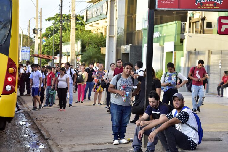 Pasajeros están hartos de las reguladas del transporte público.