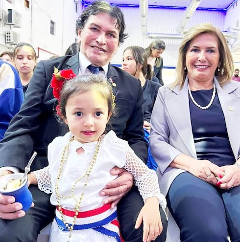 Dionisio Ortega y Hermelinda Alvarenga,   directivos de Nihon Gakko, en el Día del Tereré.