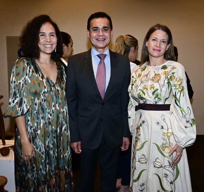 Andrea Vázquez, el Canciller Nacional, Rubén Ramírez Lezcano y Estefanía Laterza.