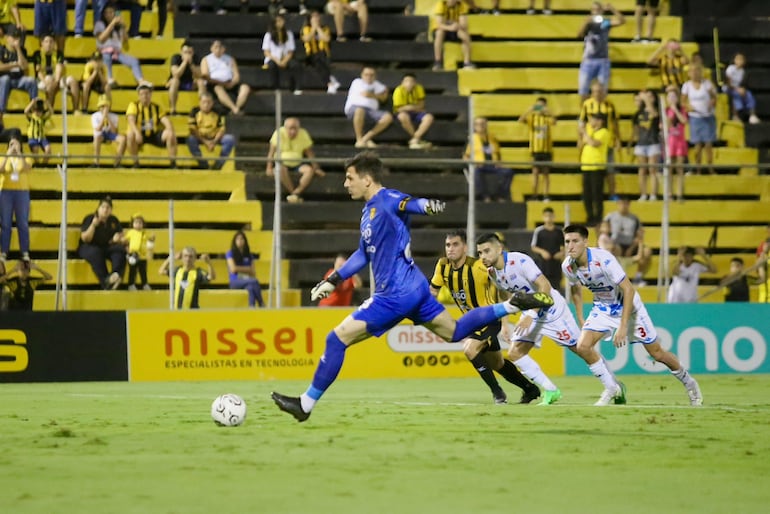 El argentino Gaspar Servio, arquero de Guaraní, patea un penal en el partido frente a Nacional por la fecha 15 del torneo Apertura 2024 del fútbol paraguayo en el estadio Rogelio Livieres, en Asunción.