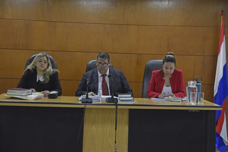 Los jueces María Fernanda García de Zúñiga (izq.), Juan Carlos Zárate Pastor (presidente) y Yolanda Portillo integran el Tribunal de Sentencia.