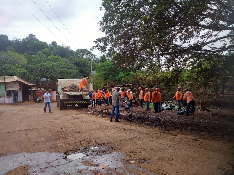 La comitiva interinstitucional en la minga ambiental en el barrio San Rafael de Ciudad del Este.