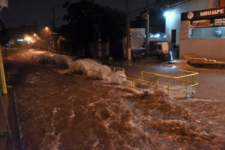 Las ciudades se convierten en un caos con cada tormenta, y el alcantarillado brilla por su ausencia.