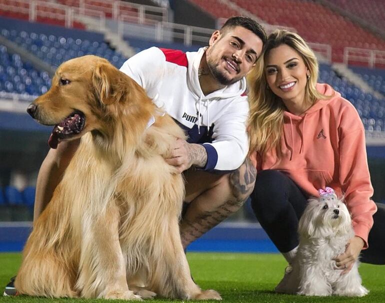 Jean Fernandes y Shay Victorio posando felices con sus hijos perrunos. ¡Pronto un bebé se sumará a la familia! (Instagram/Shay Victorio)