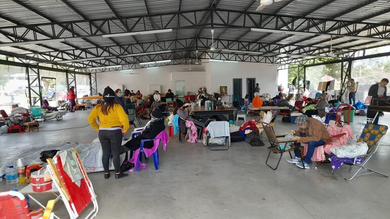 Una gran cantidad de familiares de asegurados internados se encuentran instaladas en el albergue del Hospital Central de IPS.