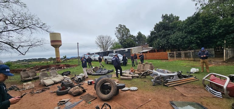 Piezas de autos presuntamente robados encontradas en una granja de Piribebuy tras allanamiento de la Policía Nacional con la Fiscalía.