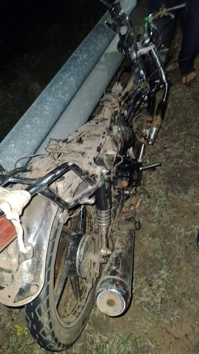 La motocicleta del adulto mayor después del accidente.