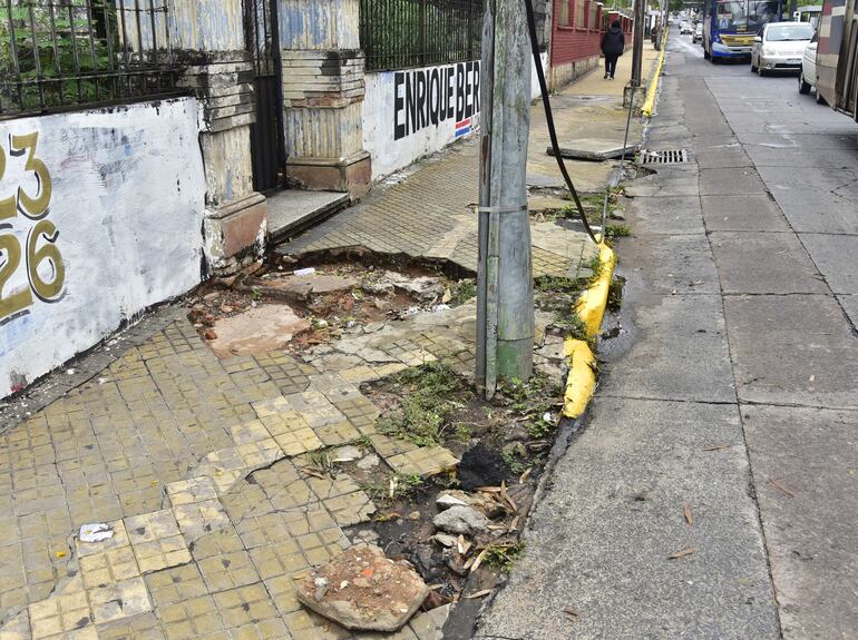 El amarillo de la pintura apenas se ve debido a la falta de cordones en el centro de Asunción.