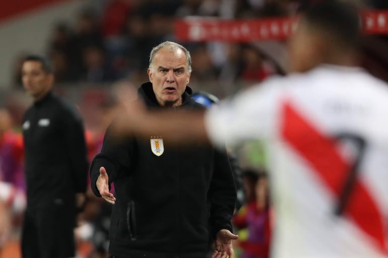 El argentino Marcelo Bielsa, entrenador de la selección de Uruguay, en un partido frente a Perú por las Eliminatorias Sudamericanas 2026 en el estadio Nacional de Perú, en Lima, Perú.