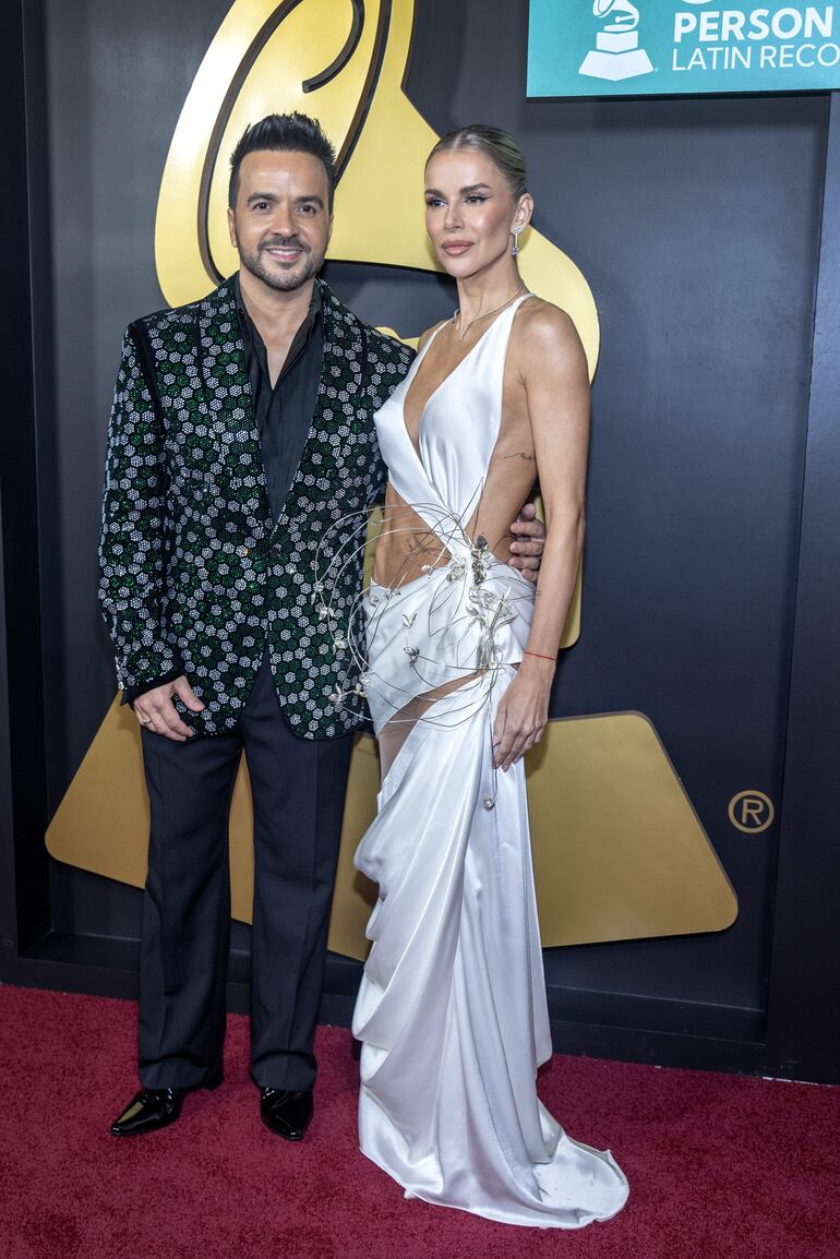 El músico Luis Fonsi y Águeda López pasaron con sus mejores galas por la alfombra roja del Latin Grammy Person of the Year en Miami. (EFE/EPA/CRISTOBAL HERRERA-ULASHKEVICH)
