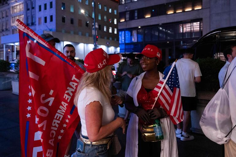 Seguidores del expresidente estadounidense en los alrededores de la torre Trump luego del atentado.