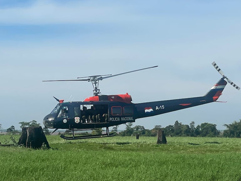 Helicoptero de la Policia que brindó apoyo a los operativos de destrucción de marihuana en Canindeyú