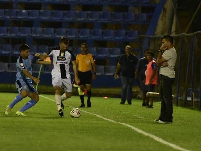 Iván Almeida (d), entrenador de Tacuary, durante el partido contra Resistencia por la séptima jornada del torneo Clausura 2023 del fútbol paraguayo en el estadio Luis Alfonso Giagni, en Villa Elisa.