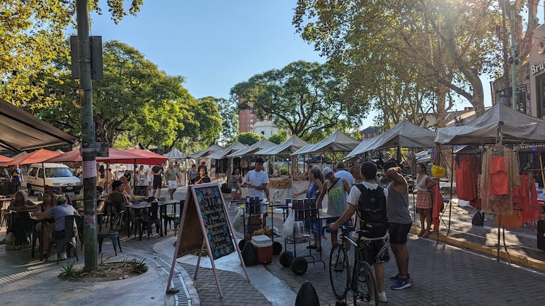 Una feria callejera en la Plaza Serrano en Palermo Soho, Buenos Aires.