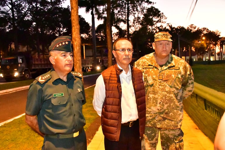 El Gral. de Ej. César Augusto Moreno Landaida, nuevo comandante de las Fuerzas Militares, el máximo cargo militar. A su lado, el ministro de Defensa Nacional, Gral. (SR) Óscar González.