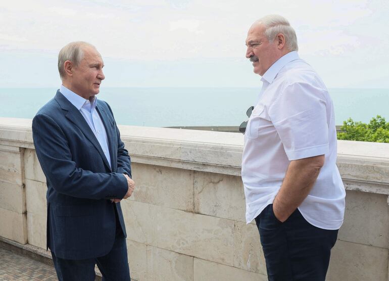 El presidente de Rusia, Vladimir Putin (i) junto al mandatario bielorruso Alexander Lukashenko, durante una reciente reunión en Bocharov Ruchei, en  Sochi, Rusia. (EFE)