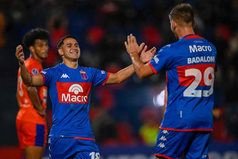 El paraguayo Blas Armoa (I), jugador de Tigre, festeja el gol que anotó contra Puerto Cabello por la fase de grupos de la Copa Sudamericana en el estadio Jose Dellagiovanna, en Buenos Aires, Argentina.