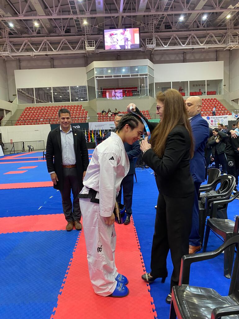 Juan Cruz Saldívar recibiendo una de las ocho medallas que logró en el IX Campeonato Centro y Sudamericano de Taekwon-Do ITF. (Ricardo Saldívar)