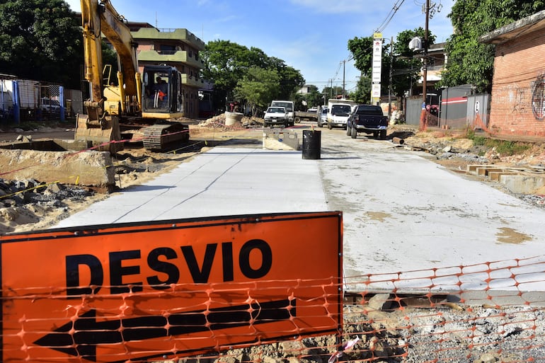 Vista de la calle Domingo Montanaro, esquina Eusebio Ayala, que permanece cerrada hace 9 meses.