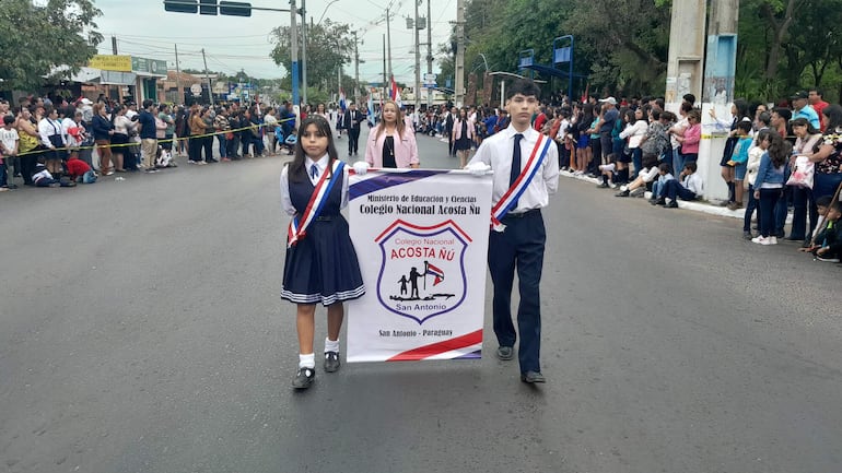 Estudiantes de la ciudad de San Antonio y Ñemby lucen sus mejores galas para desfilar y honrar a los héroes del Chaco.