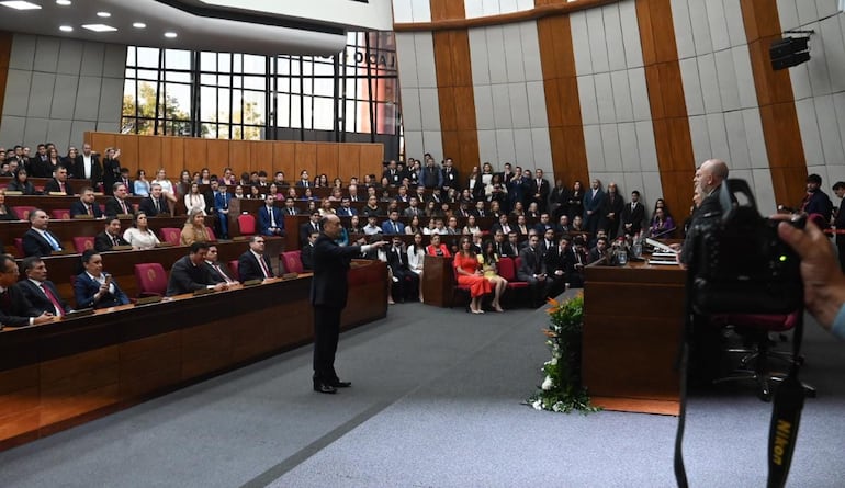 Los nuevos senadores y diputados deben presentar sus declaraciones en una semana más.