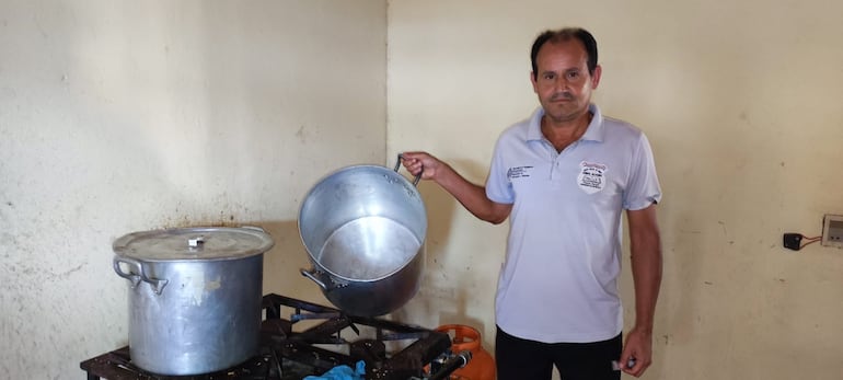 Virgilio Alarcón, director de la escuela básica N° 1937 Aníbal Álvarez de Domingo Martínez de Irala muestra que la olla donde se prepara el almuerzo escolar está vacía.