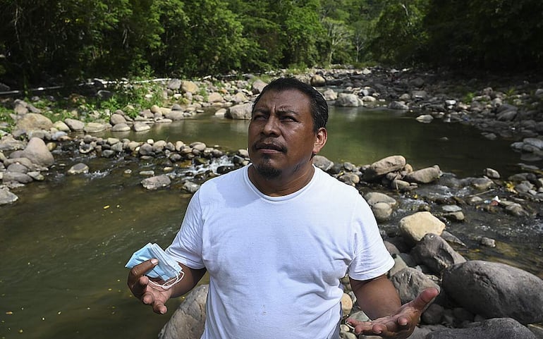 El ambientalista hondureño Juan López hace un gesto mientras habla junto al río Guapinol, en las afueras de Tocoa, departamento de Colón, Honduras.