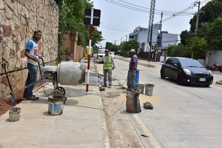 Obras retrasadas en la avenida Molas López. Debían terminar hace casi un año, según Contrataciones Públicas.