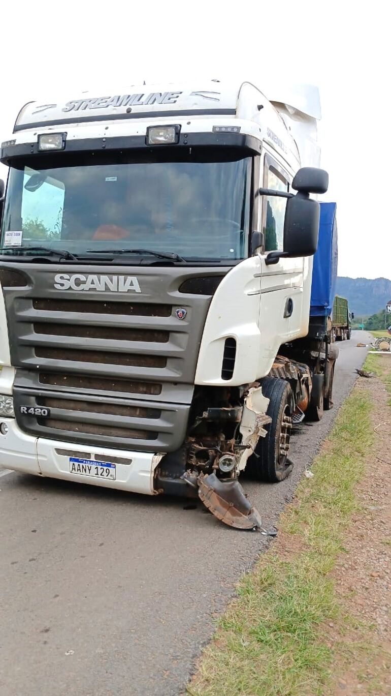 El camión Scania que iba en dirección a Villarrica quedó con serio daños materiales.