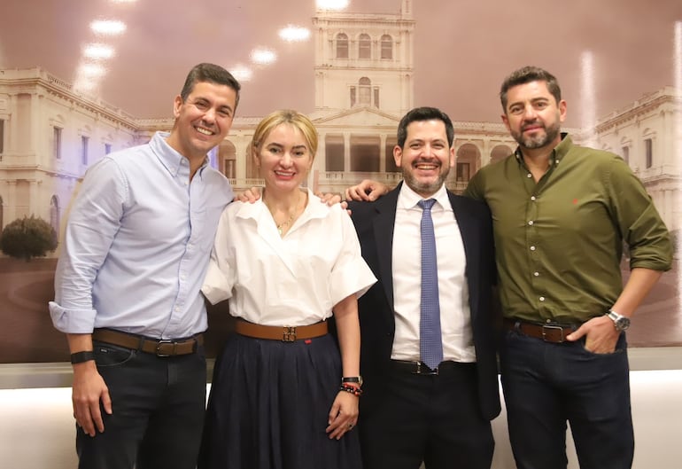 Santiago Peña, Virina Villanueva, Raul Latorre y Pedro Alliana abrazados tras la reincorporación de la diputada a Honor Colorado.