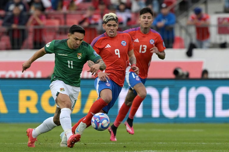 Carmelo Algarañaz (11), jugador de Bolivia, domina el balón en el partido frente a Chile por la octava fecha de las Eliminatorias Sudamericanas 2026 en el estadio Nacional, en Santiago, Chile. 