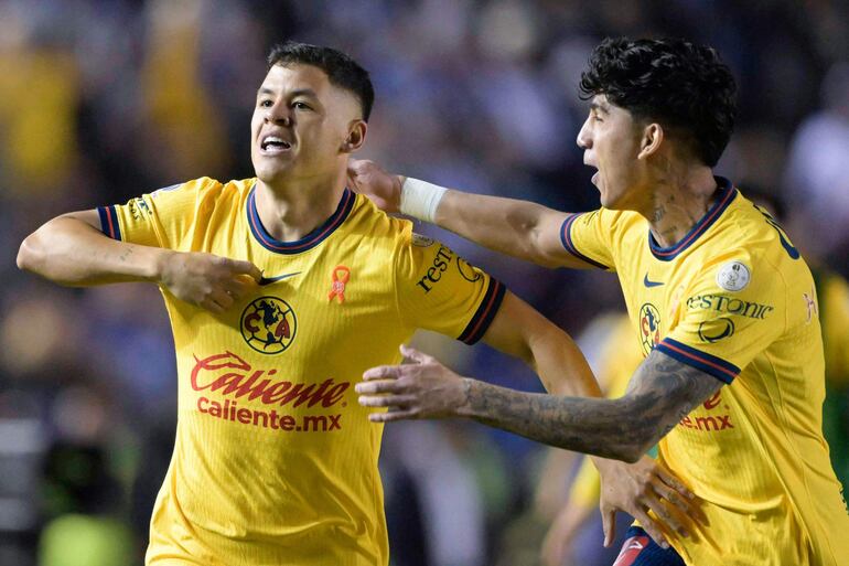 El paraguayo Richard Sánchez (i), jugador de América, celebra un gol en el partido frente a Cruz Azula por la revancha de las semifinales del torneo Apertura 2024-2025 de la LigaMX, en el estadio Ciudad de los Deportes, en la Ciudad de México, México.