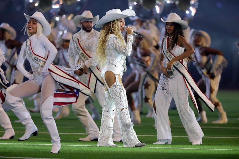 Beyoncé y Blue Ivy coordinaron sus looks para el espectáculo de medio tiempo del partido entre los Baltimore Ravens y los Houston Texans.
(Alex Slitz/Getty Images/AFP)
