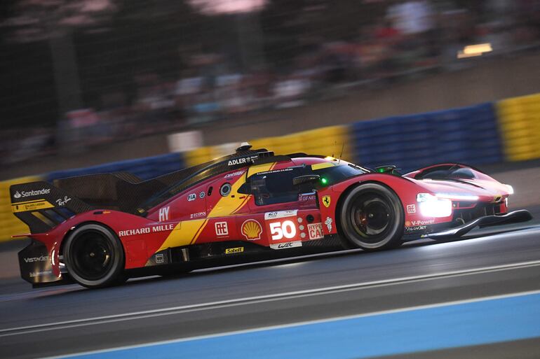 El piloto italiano Antonio Fuoco con el Ferrari 499P Hypercar WEC (50) durante la sesión de prácticas previas a la mítica carrera que cumple 100 ediciones.